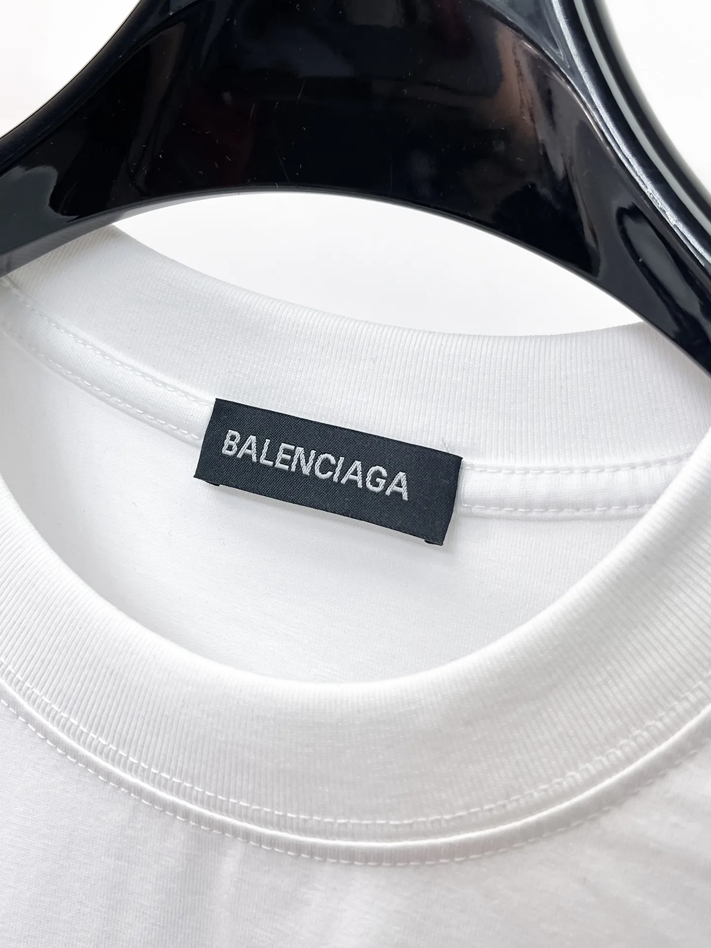 Balenciaga's high-end top-quality products 🐮2026 Spring and Summer New Arrival first counter, the latest New Arrival short-sleeved round neck T-shirt, Premium customized design, avant-garde and fashionable! Brand logo heavy craftsmanship design Premium customized 260g fabric. Soft to the touch. Comfortable to wear. Counter-level exquisite stitching. Fine workmanship. The upper body effect is incomparably handsome! A must-have item for men and women with the same style! Sizes: S~XXL When placing an order, please state your height and weight. The maximum wearing size is 210 pounds (one size larger)